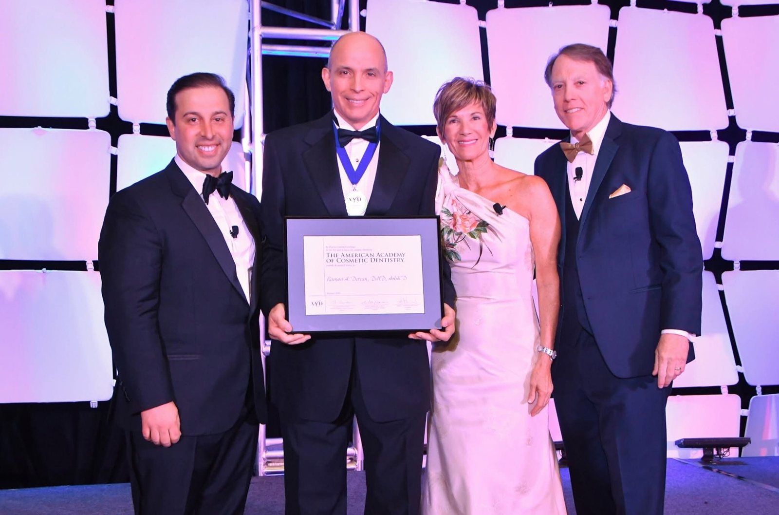 El Dr. Ramón Durán recibiendo la acreditación de la American Academy of Cosmetic Dentistry