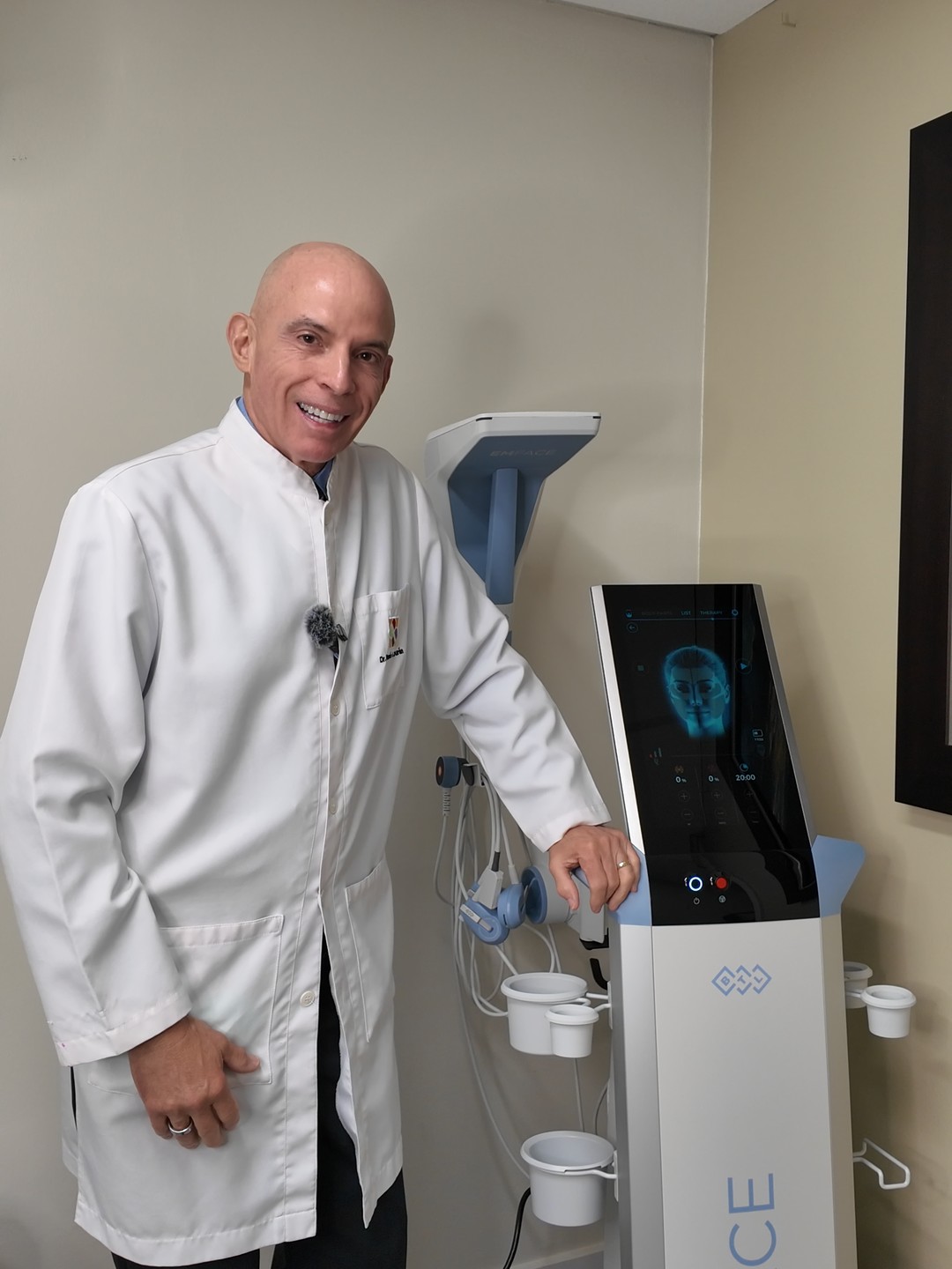 Dr. Durán with the new unit, at our office.