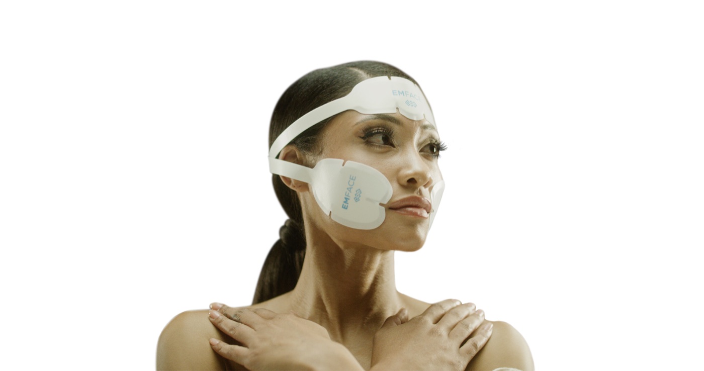 The applicators sit on the face: the treatment works hands-free.